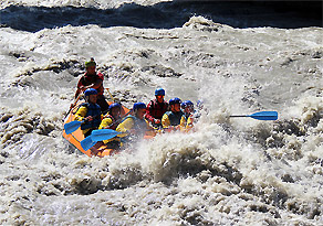 Discesa tra le rapide in Rafting