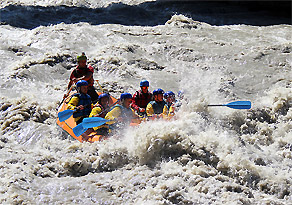 Discesa tra le rapide in Rafting